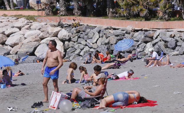 El primer desfile en bañador de la temporada en las playas de la Costa Tropical