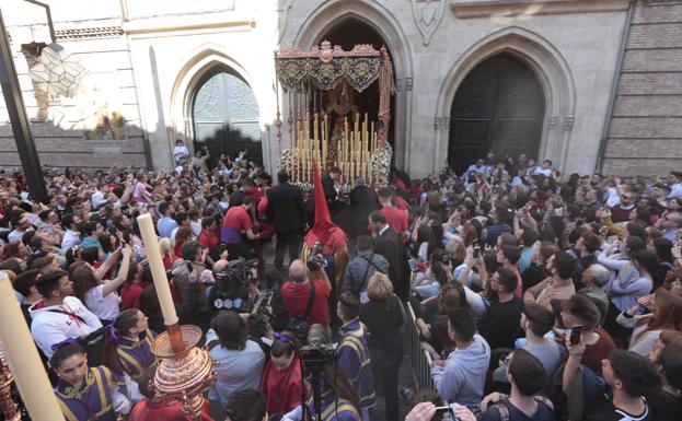 Una multitud arropa al Cristo de los Gitanos y a la Virgen del Sacromonte