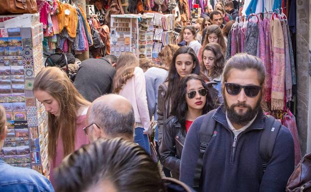 Granada cuelga el cartel de 'lleno' en los días grandes de la Semana Santa