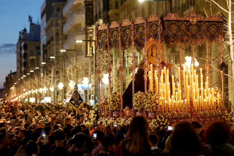 Una multitud arropa al Cristo de los Gitanos