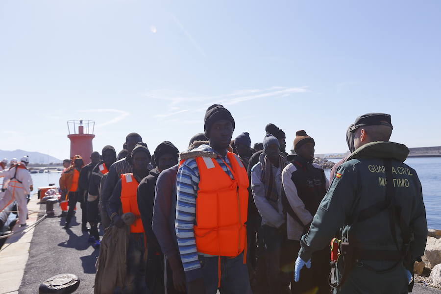 34 personas rescatadas en una patera llegan al Puerto de Almería