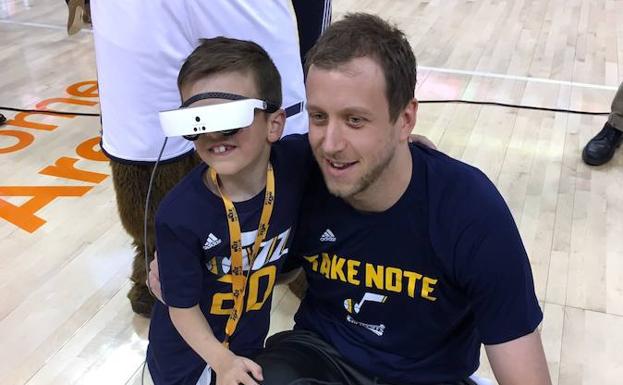 El ex del CB Granada Joe Ingles regala unas gafas especiales a un pequeño fan para que pueda ver