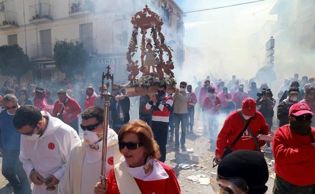 Cúllar Vega quema 100.000 petardos para celebrar a su Resucitado