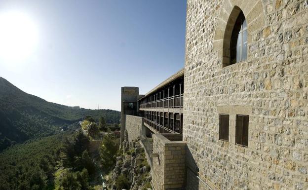 El proyecto de presupuestos prevé 69,3 millones de euros para la A-32 y 2,4 para el Parador de Santa Catalina