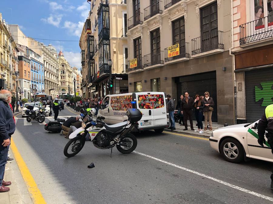 Heridos graves un motorista y un peatón en un accidente en Reyes Católicos