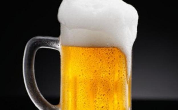 Retiran de España botellines de una famosa cerveza porque pueden contener vidrio