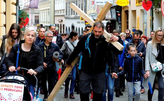 Un croata carga 200 kilómetros con una cruz en protesta contra gasto militar
