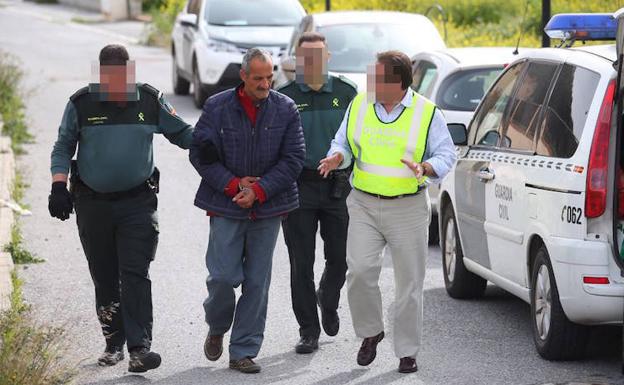 La Guardia Civil lleva a los dos detenidos por el homicidio del bebé al domicilio para efectuar un registro