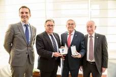 Escudo de oro de la provincia a Andrés García Lorca