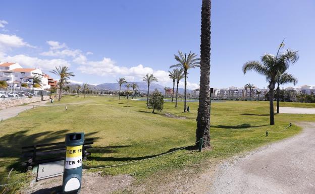 Golfistas y vecinos de Playa Granada se unen para recuperar los ocho hoyos del Estado