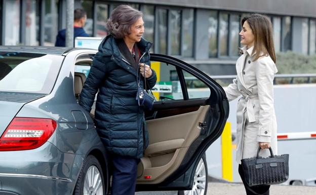 El detalle de la prenda de la reina Letizia en su reencuentro cordial con doña Sofía