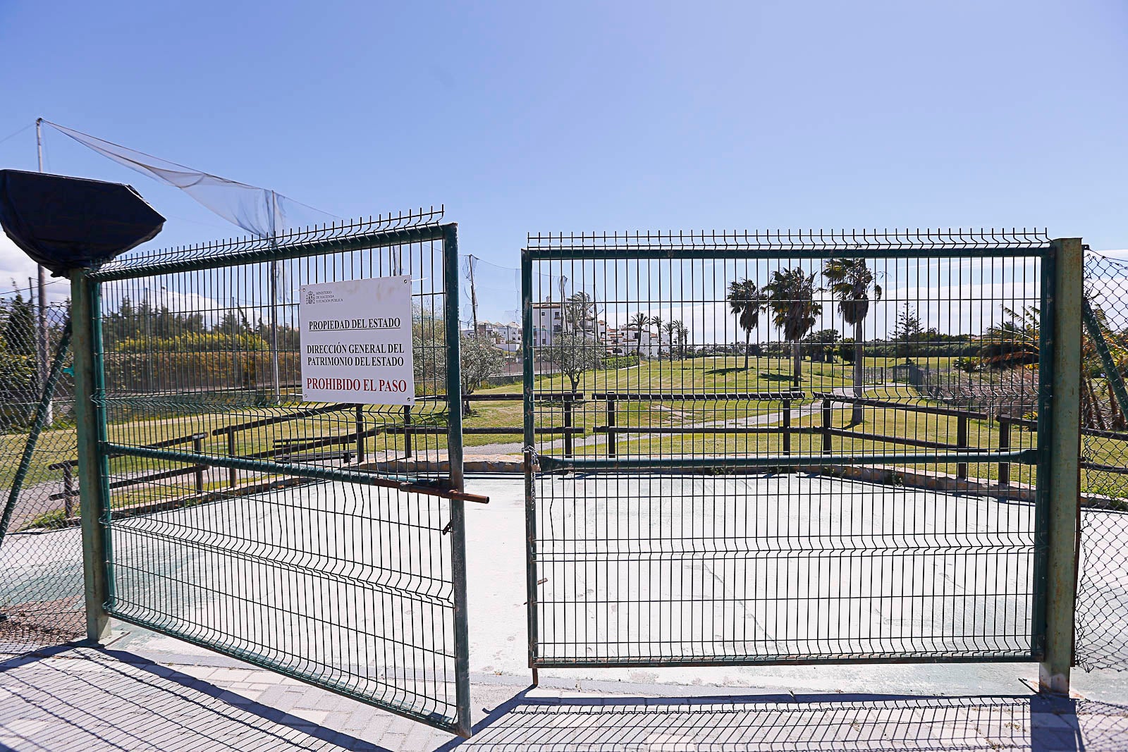 Golfistas y vecinos de Playa Granada se unen para recuperar los ocho hoyos del Estado