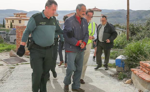 El abuelo de la bebé hallada muerta negó ante la jueza haberla matado y tirado a la basura