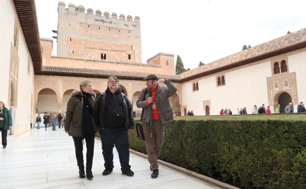 El director Guillermo del Toro, «fascinado» en su visita sorpresa la Alhambra de Granada