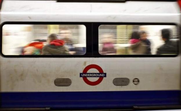 Feroz Agresion A Una Espanola En El Metro De Londres Habla Ingles Cuando Estes En Inglaterra Ideal