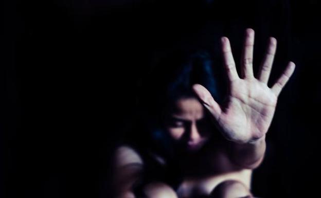 Desterrado y con 'pulsera' un hombre que le puso un cojín a su mujer en la cara