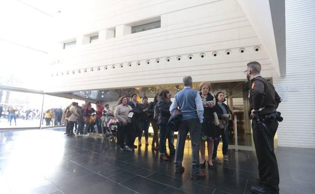 Colas para disfrutar la Noche en Blanco