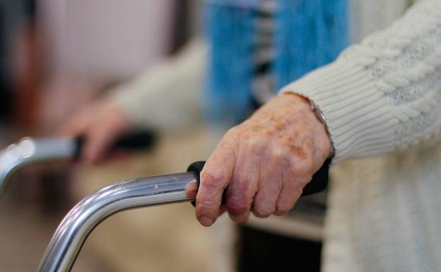 Le caen tres años de prisión por comprarse un Jaguar con el dinero de un anciano de la residencia de la que era directora