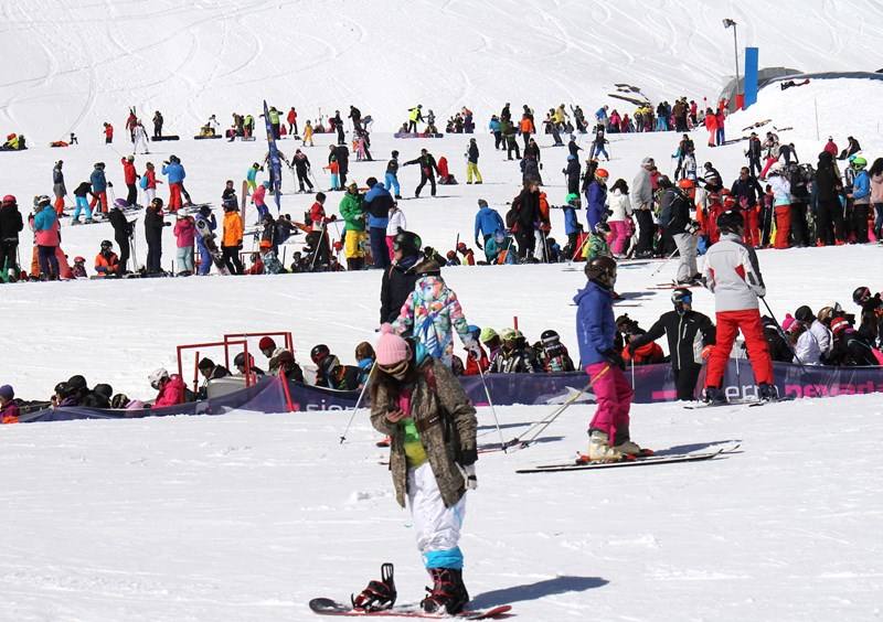 Sierra Nevada registra su mejor fin de semana de primavera con 21.000 esquiadores