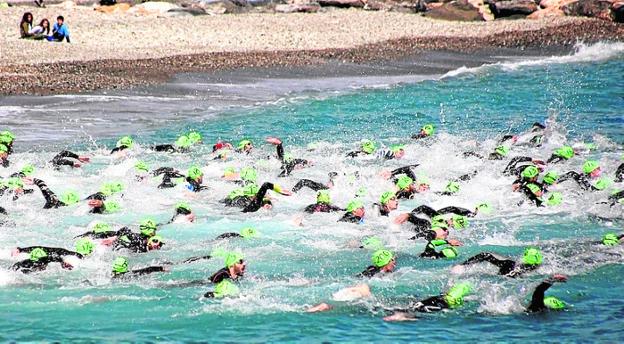 El escocés Christopher Roy gana el IV Triatlón Desafío Pikaeras de Almuñécar