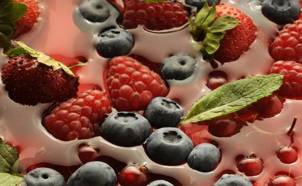 El enorme beneficio del vino tinto y los frutos rojos que desconocías: clave contra enfermedades mentales