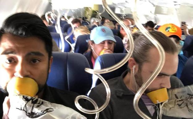 Muere por la explosión del motor de un avión y los pasajeros evitan que sea subcionada