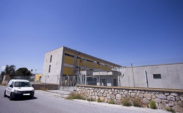 Las obras que transformarán un pabellón militar de Motril en un centro de inmigrantes empezarán en días