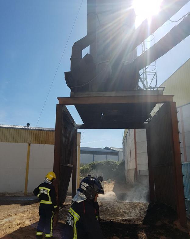 Dos trabajadores heridos por la deflagración de un silo en Mancha Real
