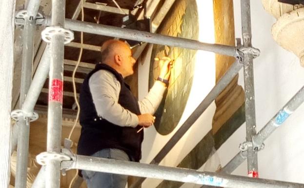 Así se restauran escudos, puertas y ventanas en el TSJA, un edificio de más de 500 años