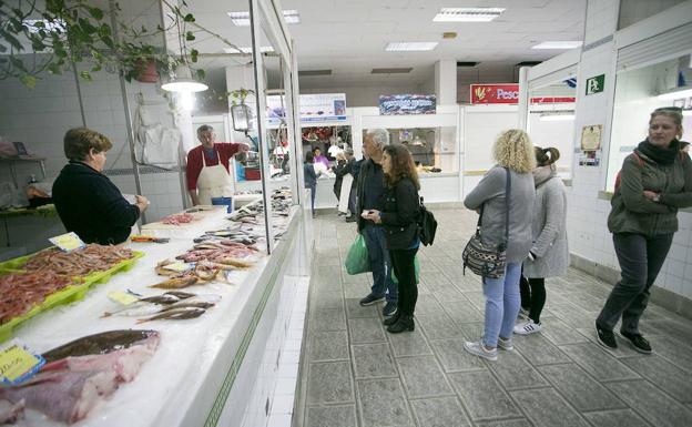 El PA alerta de que el mercado de Almuñécar alojará un gran super y reducirá a la mitad sus puestos