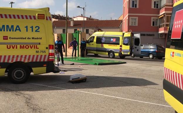 La conserje de un colegio está muy grave al caerle encima un portón de 300 kilos en Leganés