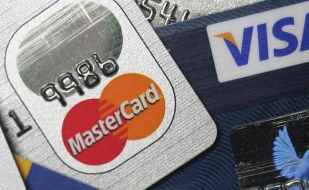 La Guardia Civil alerta de una banda que roba tarjetas de crédito en supermercados