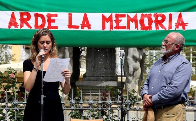 'Arde la memoria' recuerda en Granada la quema de libros del cardenal Cisneros y homenajea a Juan de Loxa