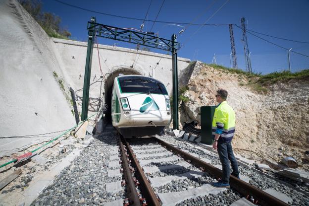 El AVE superará los 300 Km/h en tres tramos pero tendrá que frenar en el embudo de Loja