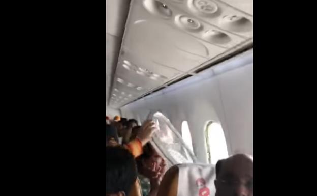 Pánico en el avión: una ventanilla salta en pleno vuelo por las turbulencias