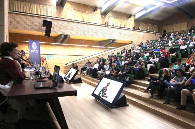 Ángeles Caso anima en la UAL a reconocer a mujeres artistas que fueron ocultadas