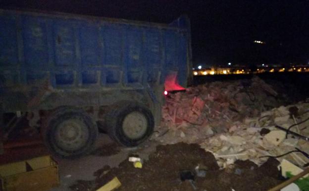 Sorprendido un camionero cuando vertía 20 toneladas de escombros en la Vega de Granada