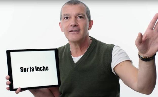 El vídeo con el que Antonio Banderas enseña español: «Mamá, estoy esmayao»