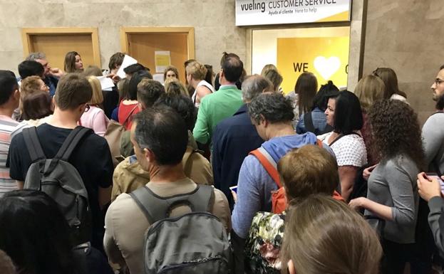 Un centenar de viajeros sufre un retraso de 15 horas en el vuelo Granada-Barcelona
