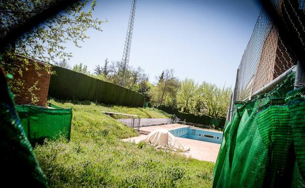 Así está la piscina de Fuentenueva tras cuatro años de abandono