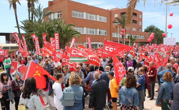 Unas 3.000 personas participan en Almería en un 1º de Mayo gris