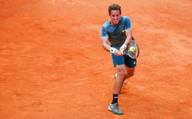 Tsitsipas vence a Carballés en los cuartos del Torneo de Estoril