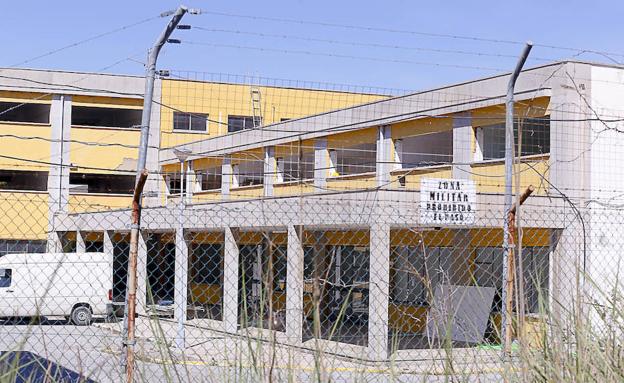 Arrancan las obras para convertir el pabellón militar de Motril en un centro de inmigrantes
