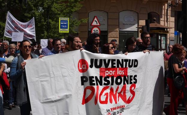 Dos mil granadinos vuelven a exigir al Gobierno una mejora real de las pensiones