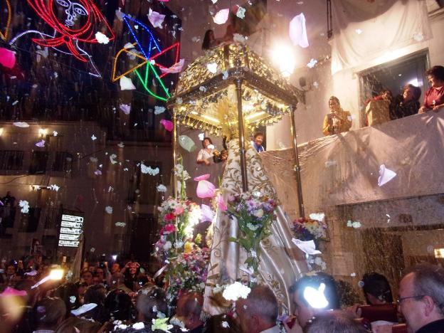 Miles de personas reciben en Quesada a la Virgen de Tíscar con pétalos de rosas
