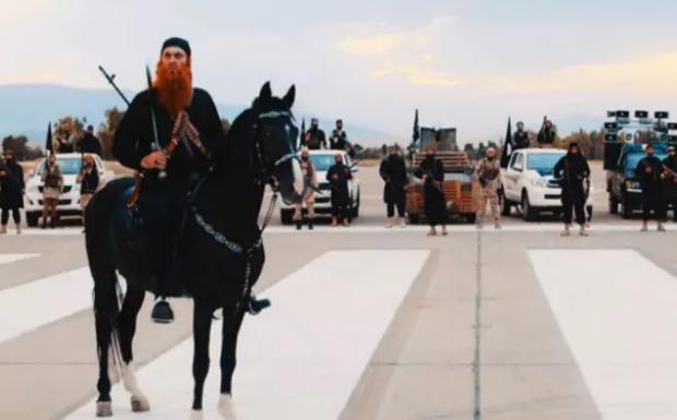 Un grupo de actores disfrazados de Daesh desatan el pánico en un centro comercial