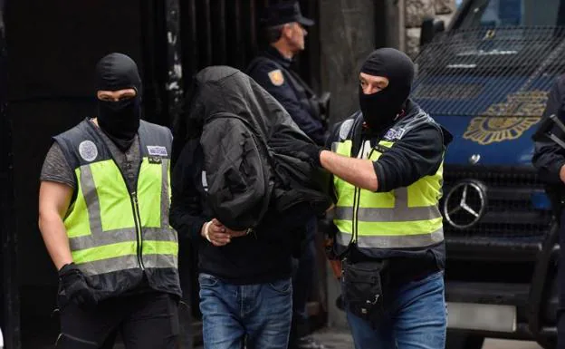 Los yihadistas detenidos en Vizcaya y Murcia maltrataban a sus parejas para convertirlas