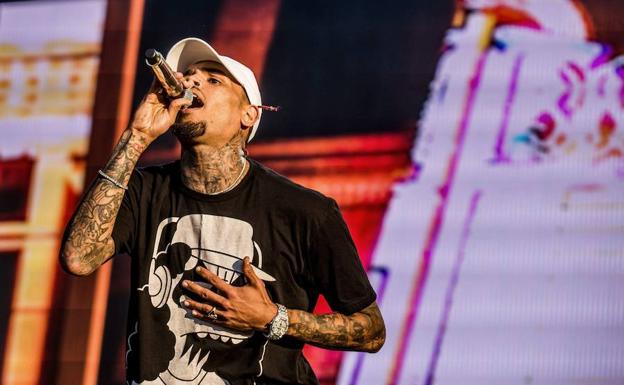 Chris Brown, ex de Rihanna, acusado de violar a una chica varias veces en su casa
