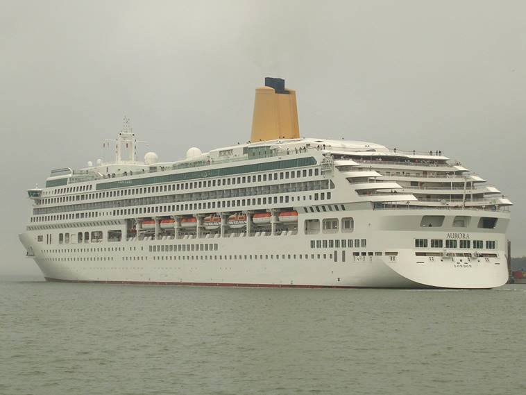 El Aurora trae a Almería más de dos mil personas en un crucero