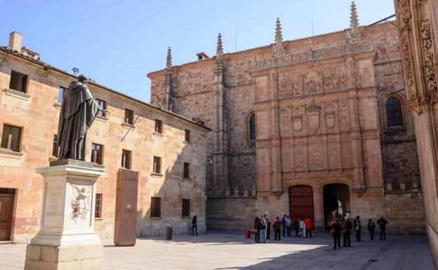 Fallece una chica de Estados Unidos en Salamanca tras encontrarla inconsciente en plena calle